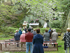 Christi Himmelfahrt an der Fatima Grotte (Foto: Karl-Franz Thiede)